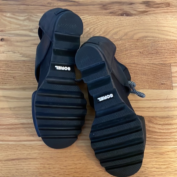 Gently used sorel sandals. Size 9 - Picture 2 of 6